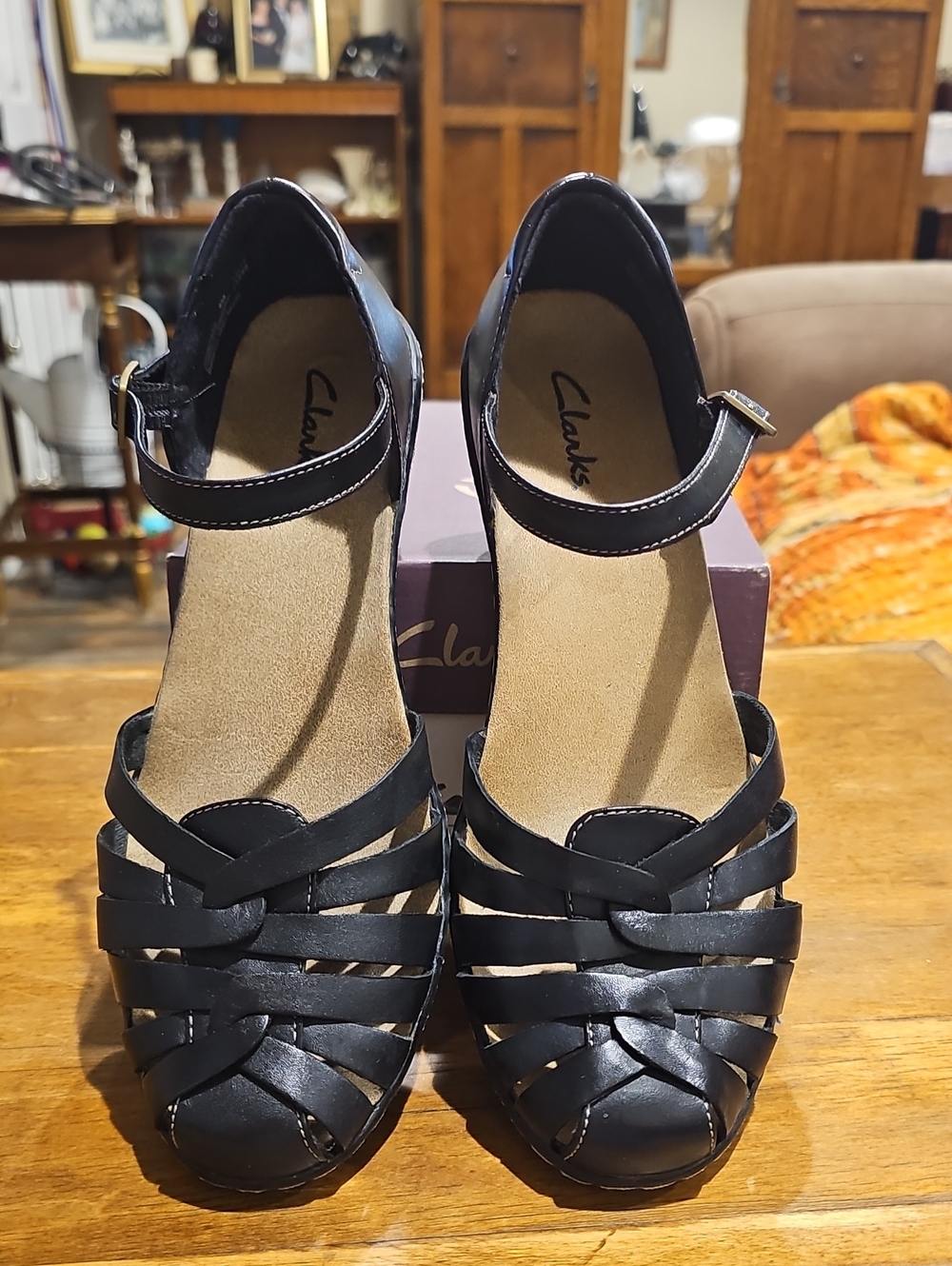 Clarks Black Leather Strappy Closed-Toe Wendy Land (Size 8m / 39)